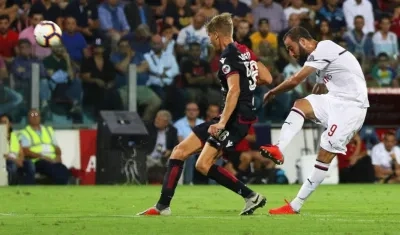 Higuaín en la acción del partido. 