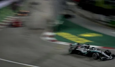 Lewis Hamilton acelera en una curva. 