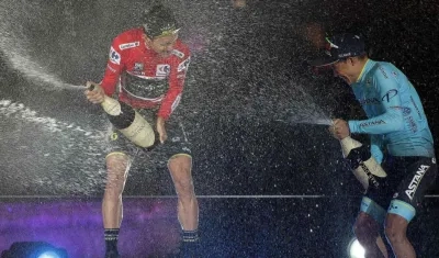 Miguel Ángel López juega con Simon Yates, ganador de la Vuelta. 