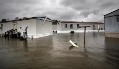 Casas y calles inundadas. 