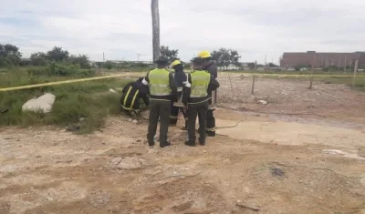 Policía y Bomberos en el parqueadero. 