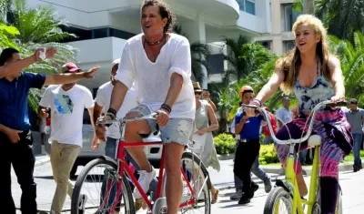 Los cantantes Carlos Vives y Shakira.