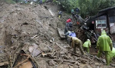 Equipos de rescate buscan a decenas de desaparecidos. 