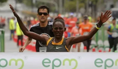 Tigist Teshome Ayanu curza la meta en la categoría de damas.