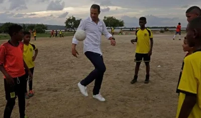 Óscar Córdoba compartiendo con niños en Cartagena. 