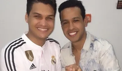 El cantante Elder Dayan Díaz junto a su fallecido hermano Martín Elías.