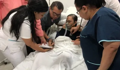 Enilce López firmando la petición a la JEP.