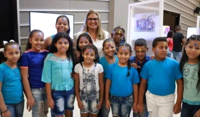 La Secretaria de Educación, Bibiana Rincón, con los beneficiados del programa de lectura y escritura.