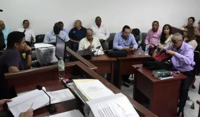 Los siete políticos durante la audiencia. 