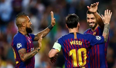 Arturo Vidal y Luis Suárez se felicitan con Lionel Messi. 