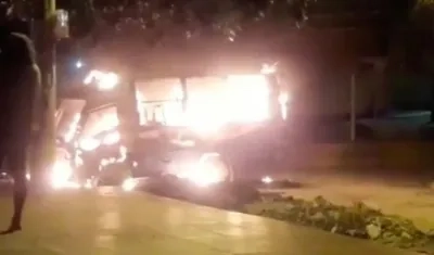 Así se incendió la buseta en Villa de las Moras en Soledad.