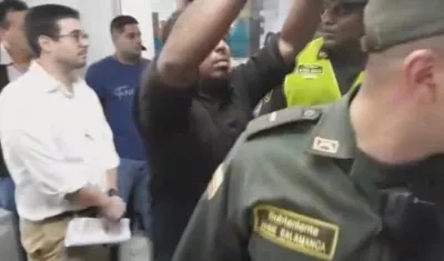 El Secretario de Gobierno, Clemente Fajardo, encabezando la toma violenta.