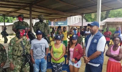 ELN entrega a la menor y a los padres que la acompañaban a una comisión de la Defensoría.
