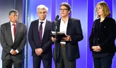 Gustavo Bell e integrantes del equipo negociador. 