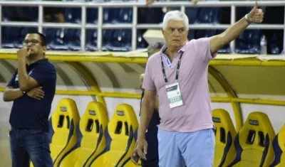 El 'dedo arriba' no le alcanzó al Técnico Julio Comesaña.