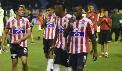 Caras de impotencia de los jugadores junioristas al final del partido.