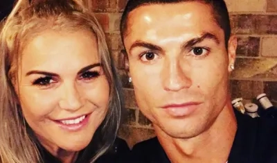 Katia Aveiro al lado de su hermano Cristiano Ronaldo. 