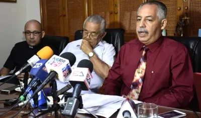 Juan José Acosta con miembros fundadores: Reverendo Carlos Julio Macías (Arquidiócesis) y Ricardo Rosales Zambrano.