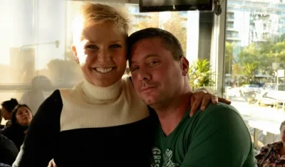 La cantante Xuxa y el fan fallecido Hernán Mondragón.