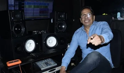 El músico barranquillero Alberto Barros en un estudio musical en Barrio Abajo.