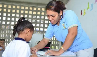 Una docente en la atención a una niña en Soledad.