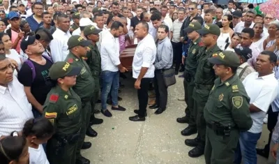 Familiares de Víctor Mendoza acompañaron el féretro hasta el Cementerio de Sabanalarga