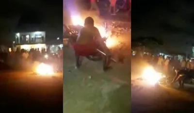 Así quemó la comunidad la moto en Villa Katanga.