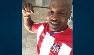 El boxeador Mike Tyson con la camiseta de Junior.