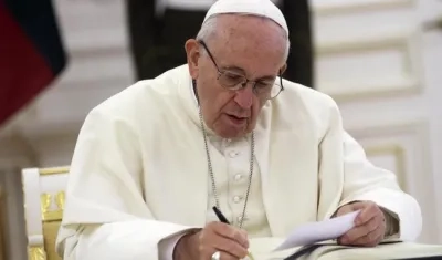 El Vaticano y China firmaron hoy un acuerdo provisional sobre el nombramiento de obispos.