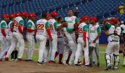 Alberto Vega es felicitado por sus compañeros, tras el triunfo por la vía del 'No-No'. 