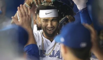 Lourdes Gurriel celebra tras uno de sus cuadrangulares. 