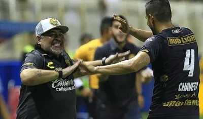 Diego Armando Maradona festeja uno de los goles de los Dorados de Sinaloa. 