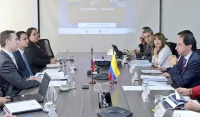 Los ministros de Comercio de Panamá, Augusto Arosemena, y de Colombia, José Manuel Restrepo, durante una reunión.