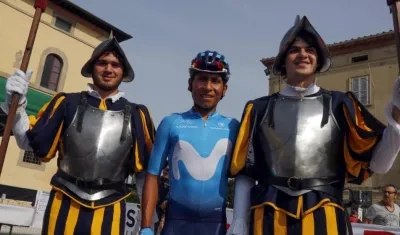 Nairo Quintana acompañado por dos guardias. 