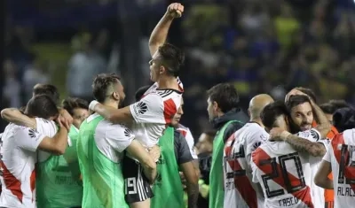 Celebran la victoria durante el clásico de la Superliga del fútbol argentino