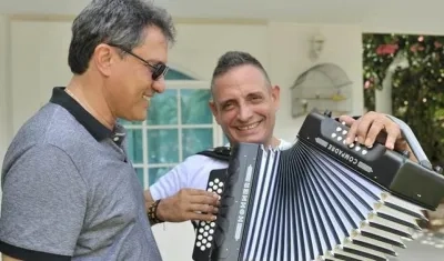 El Rey Vallenato Julián Rojas, tocando el regalo que le llevó el Presidente de la Fundación Festival de la Leyenda Vallenata, Rodolfo Molina Araújo.