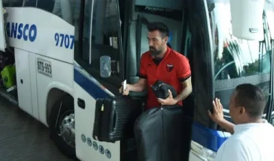 El técnico de Colón de Santa Fe, Eduardo Domínguez. 