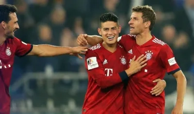 James Rodríguez festeja una anotación con Thomas Müller. 