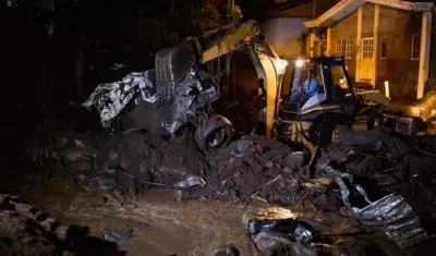 Personal de Protección Civil trabaja en el municipio de Peribán, tras el desbordamiento del río Cutio por las intensas lluvias.