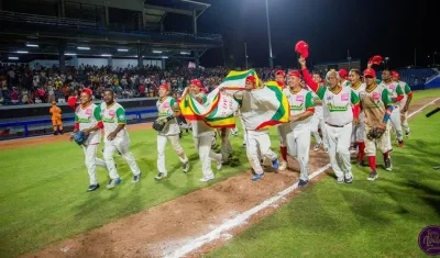 Equipo de los Tigres de Arenal celebran la victoria. 
