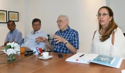 El rector de Unisimón, José Consuegra Bolívar; el director ejecutivo (e), Alfonso López, el economista Albert Berry y la investigadora de Unisimón, Patricia Martínez Barrios. 