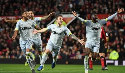 Jugadores del Derby Country celebran tras avanzar de ronda. 