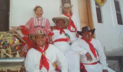 El cumbiambero Luis Altamar rodeado de sus hijos.