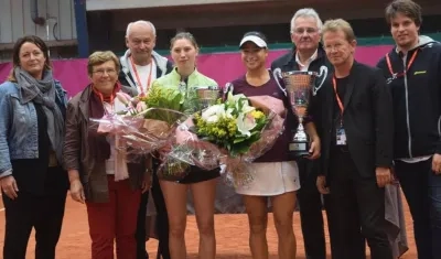 María Fernanda Herazo con el trofeo de campeona. 