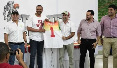El secretario de Deportes, José Álvarez; el entrenador de los Titanes, Tomás Díaz; el Alcalde Alejandro Char y el empresario Óscar Buelvas.