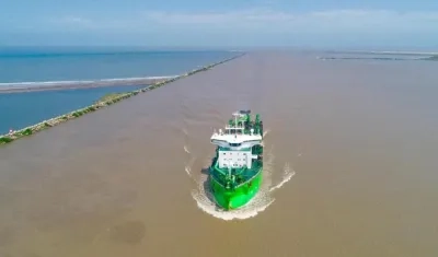 La draga Ulienspiegel, de nuevo en el puerto de Barranquilla.