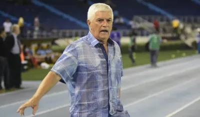 Julio Comesaña, dirigiendo en la cancha.