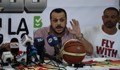 Óscar Buelvas, directivo de Titanes,  y Tomás Díaz, entrenador del equipo. 