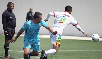 Acción del partido entre Édgar Alexander Mora de Prensa Niupi y Sebastián Martínez de ACORD Atlántico. 