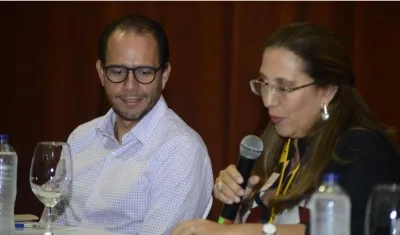 El viceministro de Educación Superior, Luis Fernando Pérez; Laura Tobón, del DNP y la investigadora de Unisimón, Patricia Martínez.